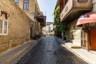 Fenerli eski bir ortaçağ caddesinin güzel manzarası. Çiçekler, kale. Gece gündüz. Yüksek kalite fotoğraf