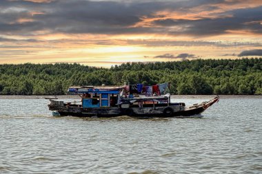 Teknesi olan bir nehir manzarası. Yüksek kalite fotoğraf