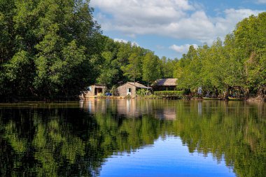 Teknesi olan bir nehir manzarası. Yüksek kalite fotoğraf