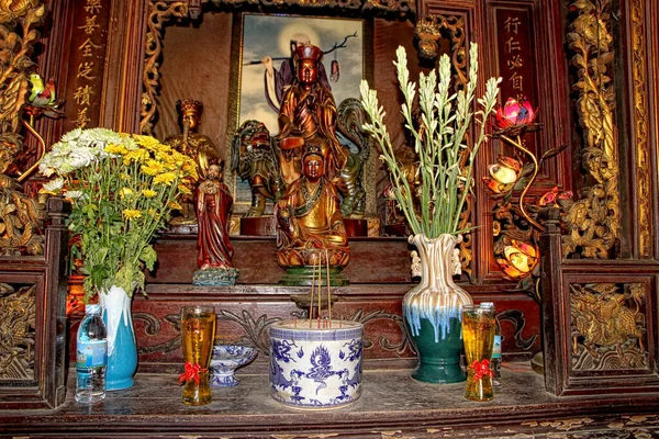 Vietnam tapınakları, içi ve dışı. Dekoratif elementler, çiçek açan bahçeler..