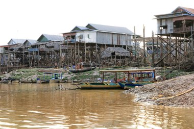 Ayaklıklar üzerinde Vietnam köyü. Yüksek kalite fotoğraf