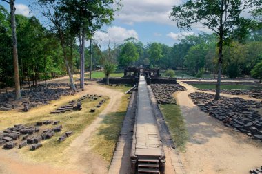 Angkor, Kamboçya. Tapınaklar, dini binalar, taş oymalar, doğanın taşa karşı zaferi..