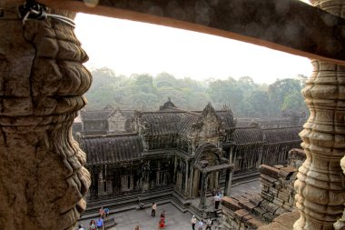 Angkor, Kamboçya. Tapınaklar, dini binalar, taş oymalar, doğanın taşa karşı zaferi..