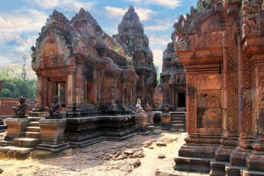 Angkor, Kamboçya. Tapınaklar, dini binalar, taş oymalar, doğanın taşa karşı zaferi..