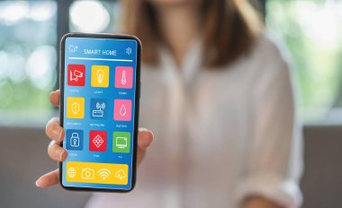 Akıllı ev telefonu üzerinde akıllı ev teknolojisi arayüzü, ev IOT kontrol paneli sıcaklık ve enerji yönetimi, modern akıllı yaşam, güvenlik, cihaz bağlantısı için kablosuz otomasyon sistemi