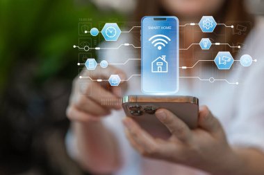 Akıllı ev telefonu üzerinde akıllı ev teknolojisi arayüzü, ev IOT kontrol paneli sıcaklık ve enerji yönetimi, modern akıllı yaşam, güvenlik, cihaz bağlantısı için kablosuz otomasyon sistemi