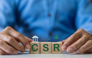 Ticarette CSR kavramını gösteren insanlar kurumsal sosyal sorumluluk, temiz enerji, yeşil çevre, esg stratejisi, sürdürülebilir kalkınma ve daha iyi bir şirket için sosyal etki destekliyor