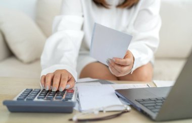 İnsan kullanım hesap makinesi ve hesaplama faturaları ve ödeme faturaları, kredi kartı, vergi ve fıçı, ödeme, para yönetimi kavramı ve mali belgeli iş raporu, mali muhasebe kavramı