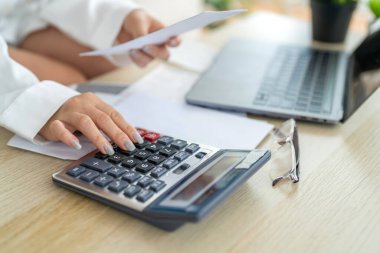 İnsan kullanım hesap makinesi ve hesaplama faturaları ve ödeme faturaları, kredi kartı, vergi ve fıçı, ödeme, para yönetimi kavramı ve mali belgeli iş raporu, mali muhasebe kavramı