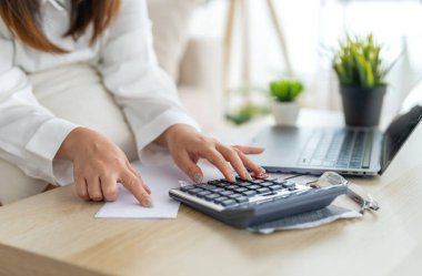 İnsan kullanım hesap makinesi ve hesaplama faturaları ve ödeme faturaları, kredi kartı, vergi ve fıçı, ödeme, para yönetimi kavramı ve mali belgeli iş raporu, mali muhasebe kavramı