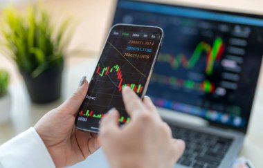 Borsa grafikleri olan iş adamları finansal ticaret, çevrimiçi yatırım, borsa analizleri, piyasa eğilimleri, gerçek zamanlı ticaret verileri, önx ve kripto ticaret aracı