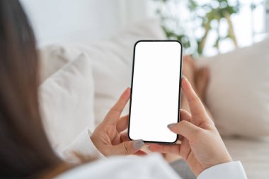 Reklam, taklit, teknoloji, reklamcılık, arama bilgileri, yaratıcı tasarım, sosyal medya, çevrimiçi pazarlama, sohbet, telefon için beyaz ekranlı modern akıllı telefon üzerinde çalışan insanlar