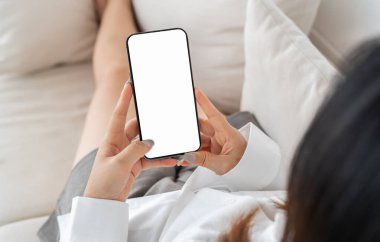 Reklam, taklit, teknoloji, reklamcılık, arama bilgileri, yaratıcı tasarım, sosyal medya, çevrimiçi pazarlama, sohbet, telefon için beyaz ekranlı modern akıllı telefon üzerinde çalışan insanlar