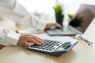 İnsan kullanım hesap makinesi ve hesaplama faturaları ve ödeme faturaları, kredi kartı, vergi ve fıçı, ödeme, para yönetimi kavramı ve mali belgeli iş raporu, mali muhasebe kavramı