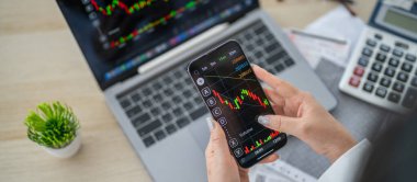 Borsa grafikleri olan iş adamları finansal ticaret, çevrimiçi yatırım, borsa analizleri, piyasa eğilimleri, gerçek zamanlı ticaret verileri, önx ve kripto ticaret aracı