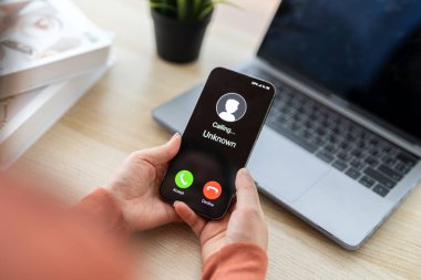 Hackerlar ve dolandırıcılar bilinmeyen numaralar, siber suçlar, veri hırsızlığı, dolandırıcılık girişimi, dolandırıcılık girişimi, dijital güvenlik tehdidi, siber saldırı uyarı teknolojisi ve suç kavramını arıyorlar.