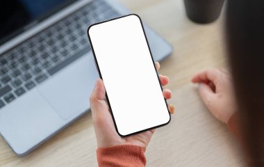 Reklam, taklit, teknoloji, reklamcılık, arama bilgileri, yaratıcı tasarım, sosyal medya, çevrimiçi pazarlama, sohbet, telefon için beyaz ekranlı modern akıllı telefon üzerinde çalışan insanlar