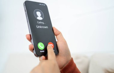 Hackerlar ve dolandırıcılar bilinmeyen numaralar, siber suçlar, veri hırsızlığı, dolandırıcılık girişimi, dolandırıcılık girişimi, dijital güvenlik tehdidi, siber saldırı uyarı teknolojisi ve suç kavramını arıyorlar.