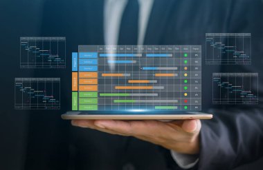 Takvim zaman çizelgesine sahip insan kullanımı dizüstü bilgisayarı, veri yönetim sistemi, organizasyonların kontrol edilmesi gün, hafta, ay proje listesi, iş, takvim randevu planı konsepti