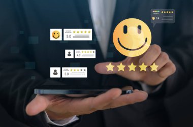Beş yıldızlı müşteri memnuniyeti değerlendirmesi, dijital gülümsemeli el kameralı akıllı telefon kalite değerlendirmesi, iş değerlendirmesi, müşteri deneyimi, çevrimiçi inceleme yönetimi