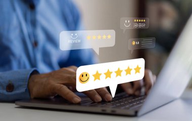 Beş yıldız derecelendirme sistemi ile müşteri memnuniyeti geri bildirimi, dijital gülen yüzlü dizüstü bilgisayar, kalite değerlendirmesi, iş değerlendirmesi, müşteri deneyimi, çevrimiçi inceleme yönetimi