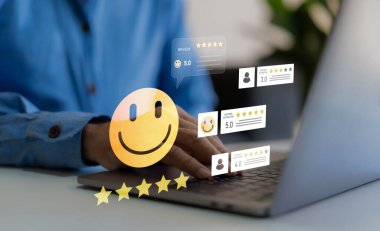 Beş yıldız derecelendirme sistemi ile müşteri memnuniyeti geri bildirimi, dijital gülen yüzlü dizüstü bilgisayar, kalite değerlendirmesi, iş değerlendirmesi, müşteri deneyimi, çevrimiçi inceleme yönetimi
