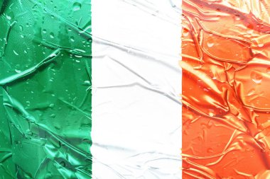 Yeşil, beyaz ve turuncu renkli bayrağın desenli görüntüsü modern ve benzersiz bir görüntüyü çağrıştırıyor.