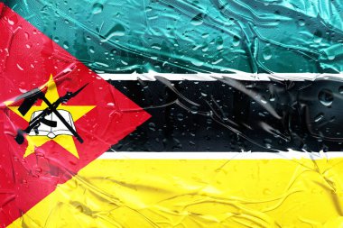 Canlı ulusal renkler, su damlacıklarıyla kaplıdır.