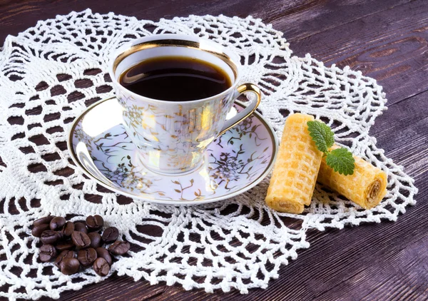 Våfflor, mynta, kaffebönor och kaffe på en trä bakgrund. — Stockfoto