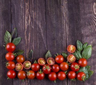 Sınır ahşap arka plan üzerine dilimlenmiş domates tazelik yapılmıştır. D