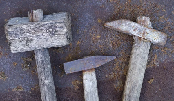 Old rusty hammers. rotten old wooden mallet. — Stock Photo, Image