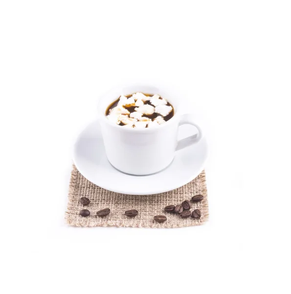 Svart kaffe i vit mugg. Kaffe med marshmallows. — Stockfoto