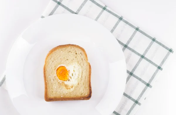 Toast mit Rührei in Herzform auf einem weißen Teller — Stockfoto