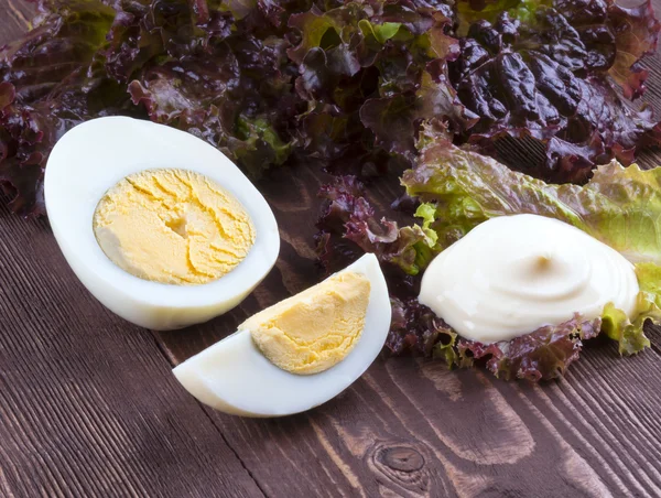Fele a tojás forraljuk. Maroknyi majonéz — Stock Fotó