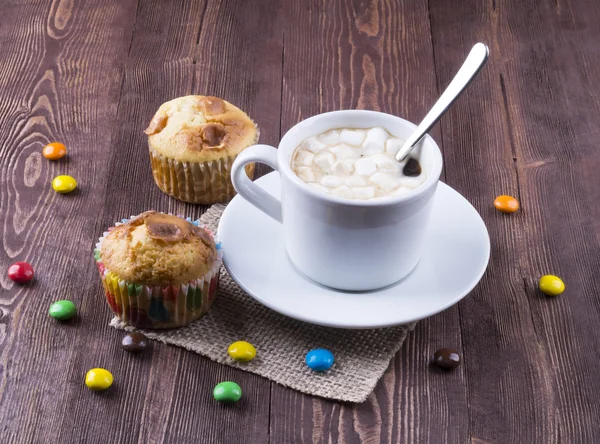 Kaffe med en muffin — Stockfoto