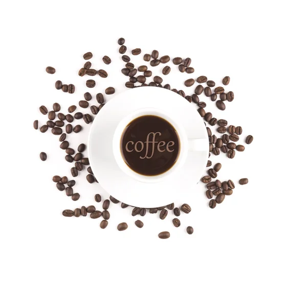 Taza de café en la parte superior con texto de café. Granos de café aislados . — Foto de Stock