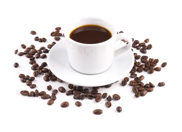 Café noir dans une tasse avec soucoupe grains de café sont dispersés iso — Photo