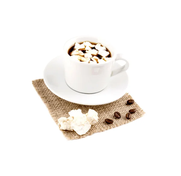 Kaffe med marshmallows kaffebönor utspridda — Stockfoto
