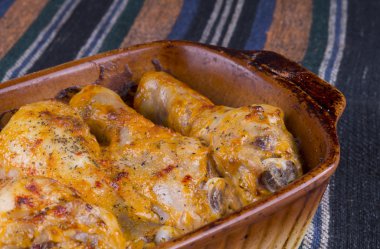 Tavuk budu ile altın bir kabuk ve baharatlar