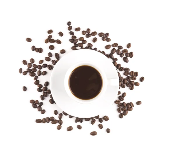 Taza de café encima. Granos de café aislados . — Foto de Stock