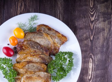 Baharatlar ve sebzeler sulu biftek