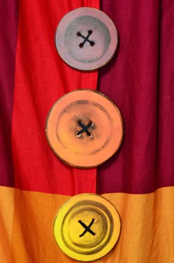 Üç renkli düğmeler