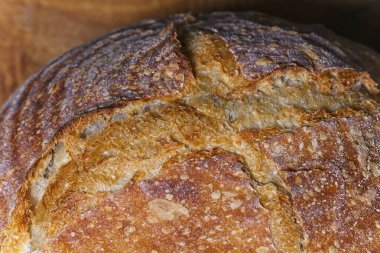 Bir somun ev yapımı tahta tabakta ekmek.