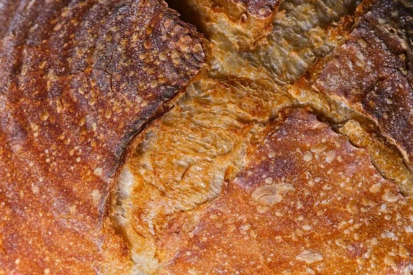 土制工艺面包顶部的细部 配上脆而质感好的褐色面包皮 — 图库照片