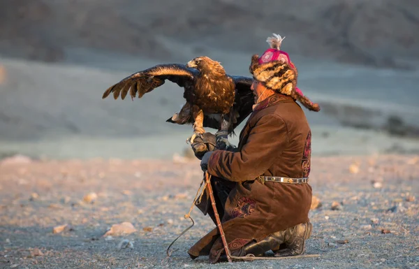 Muž s jeho Altaj Golden Eagle — Stock fotografie