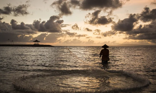 Pescador en una pesca marítima —  Fotos de Stock