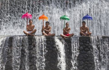 Bali dili çocuklar eğleniyor