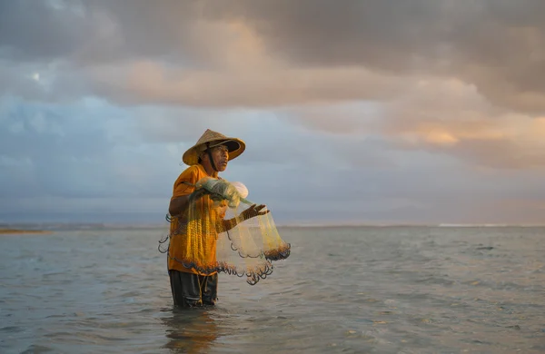 Pescador se preparando para lançar uma rede — Fotografia de Stock