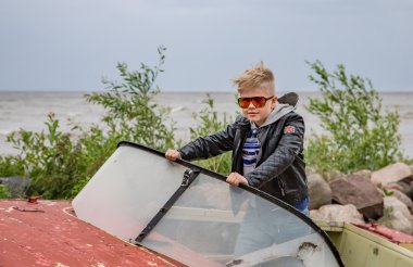 çocuk üzerinde bir tekne Peipus Gölü ile