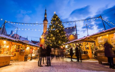 Noel pazarı eski Tallinn şehir içinde